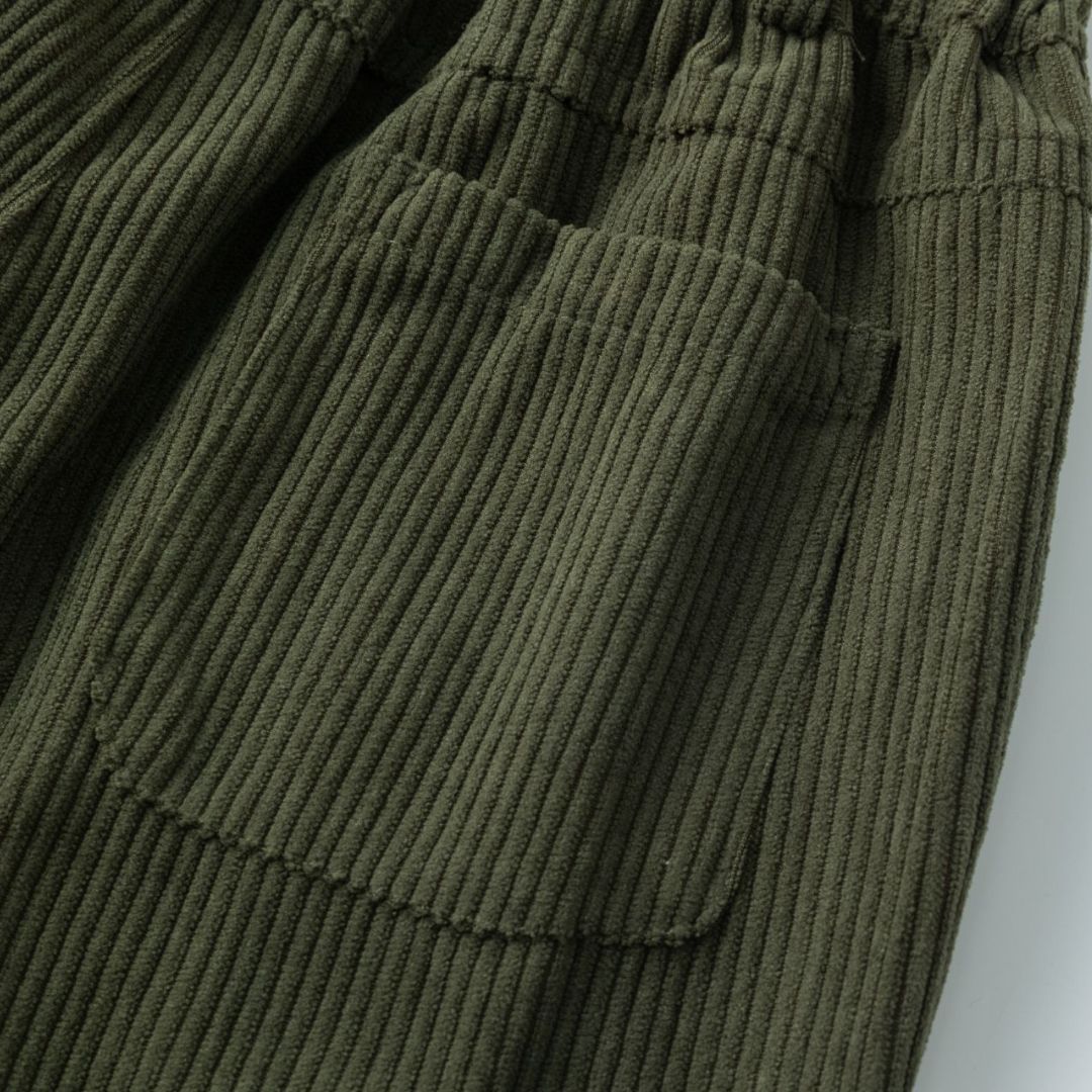Weite Cordhose mit seitlichem Streifen grün