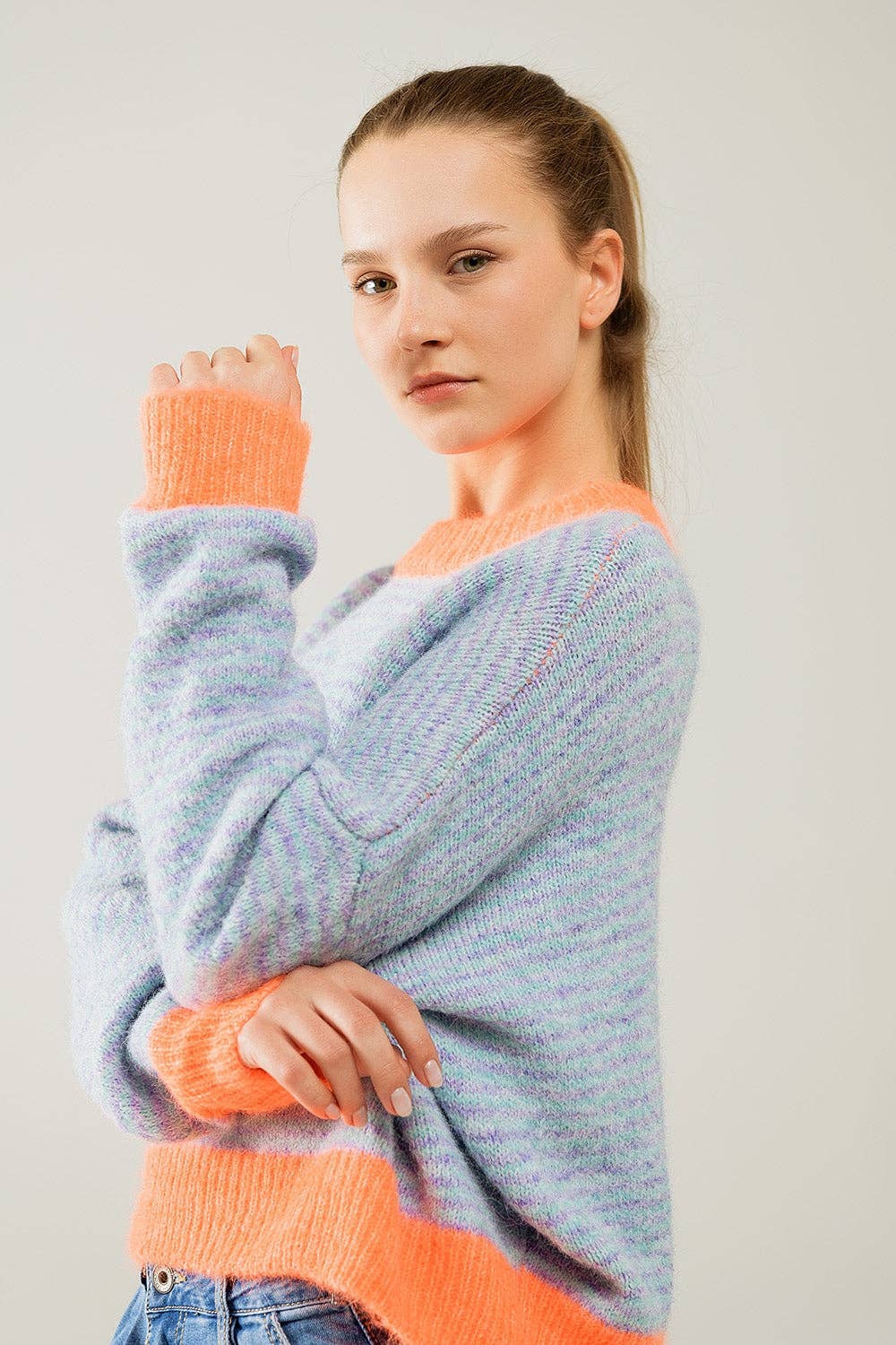 Übergroßer hellblau/oranger Strickpullover