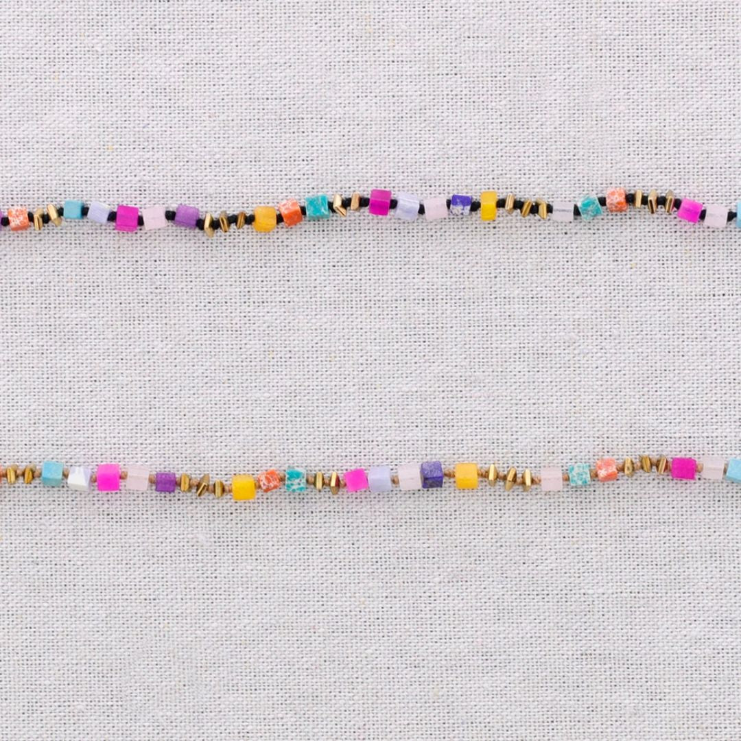 Damen Armband mit quadratischen Perlen und Steinen multicolor