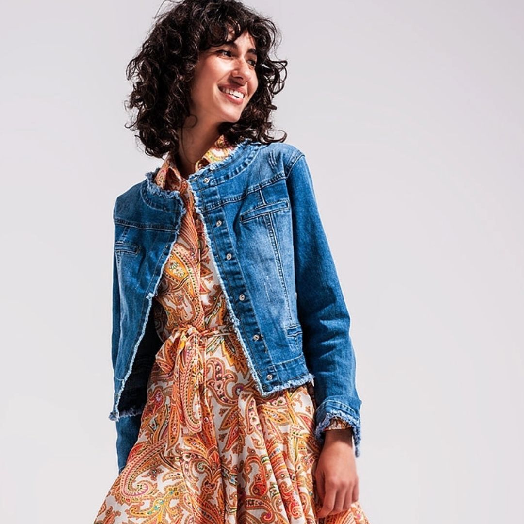 Damen Jeansjacke in heller Waschung mit rohem Saumabschluss