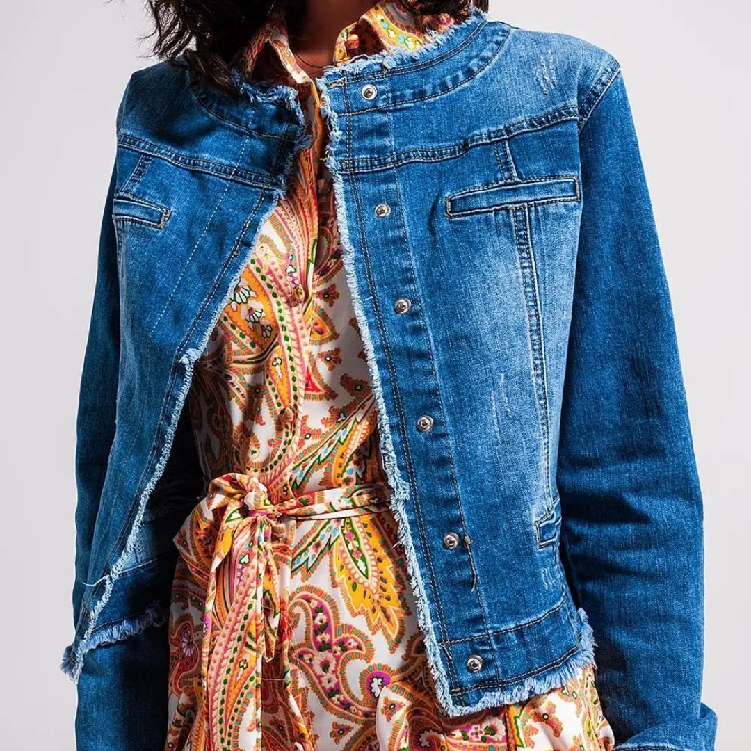 Damen Jeansjacke in heller Waschung mit rohem Saumabschluss