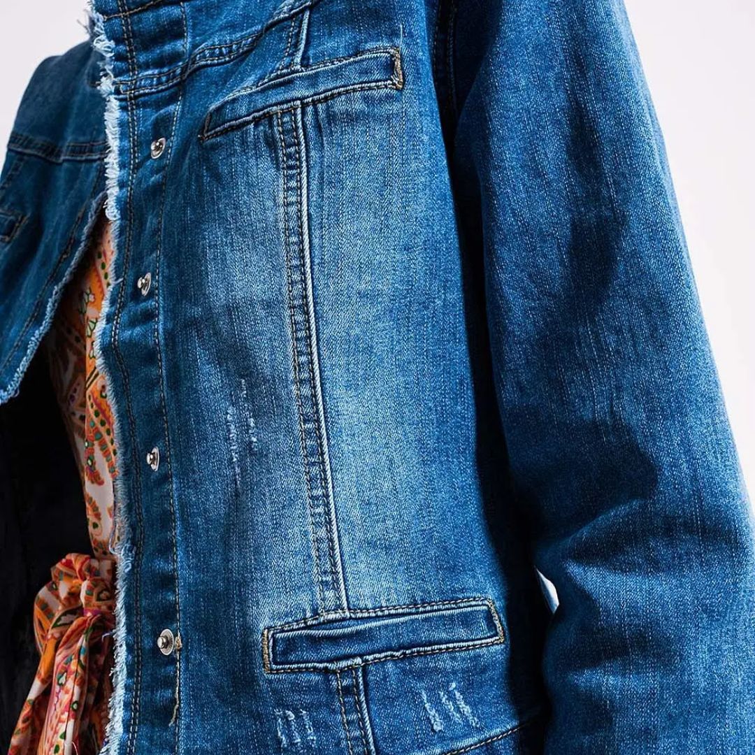 Damen Jeansjacke in heller Waschung mit rohem Saumabschluss