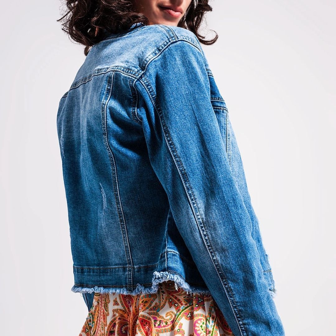 Damen Jeansjacke in heller Waschung mit rohem Saumabschluss