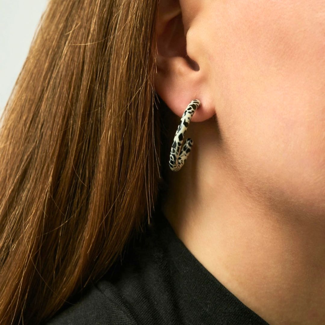 Damen Ohrringe 'Loop Dott' schwarz/weiß