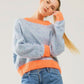 Übergroßer hellblau/oranger Strickpullover