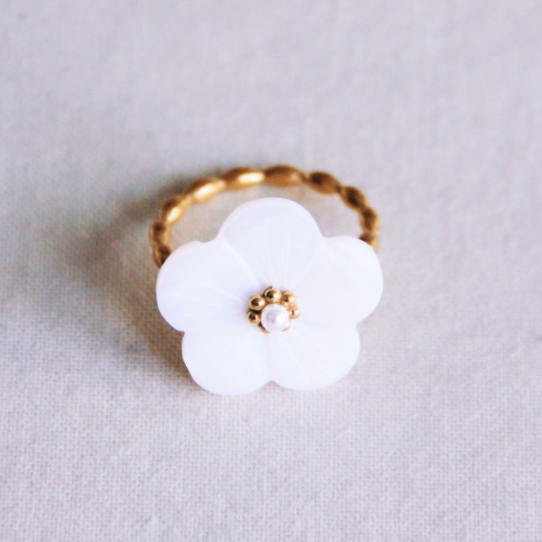 Damen Ring gedreht mit weißer Blume