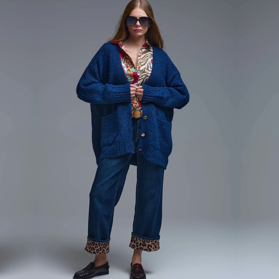 Damen Strickjacke in Marineblau mit goldenen Knöpfen