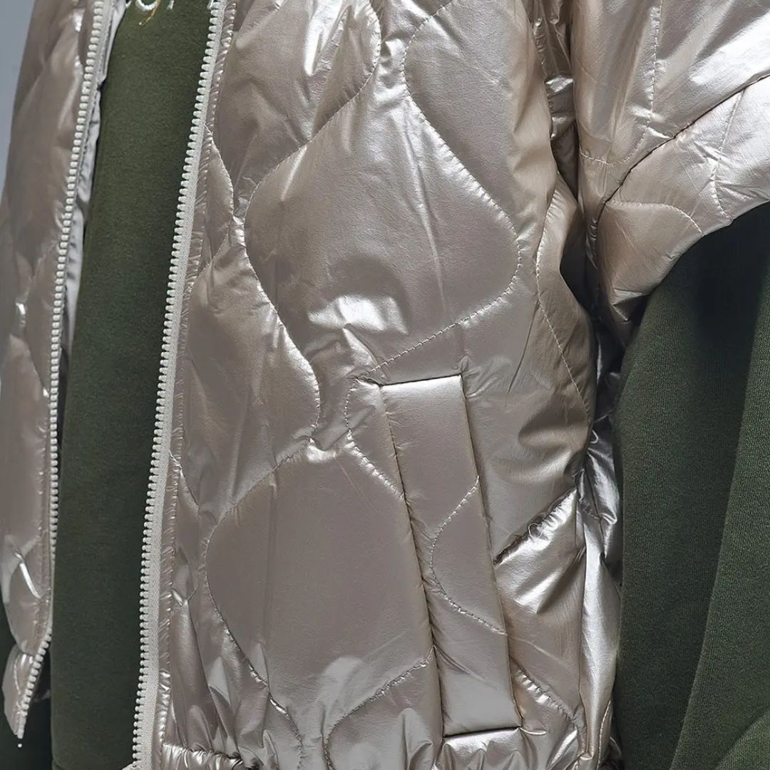 Gepolsterte Daunenjacke in Gold mit Kappenärmeln