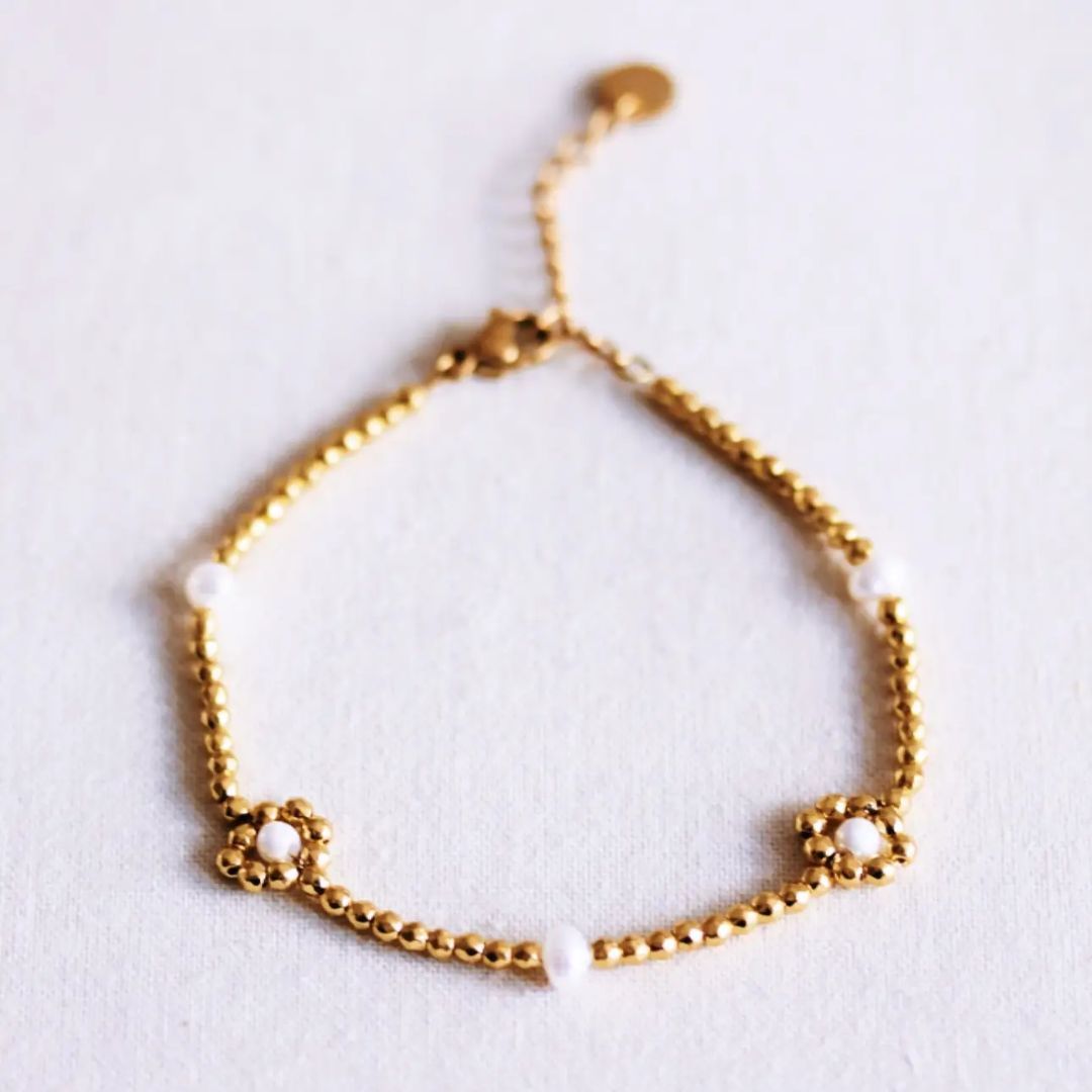 Damen Armband mit Perlen und Gänseblümchen gold
