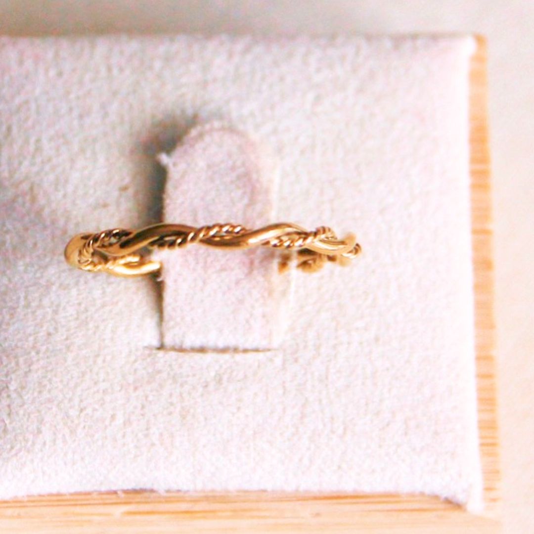 Damen Ring minimalistisch geflochten gold