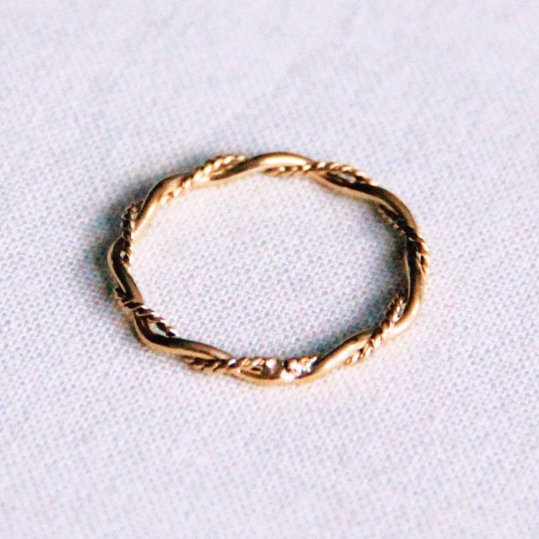Damen Ring minimalistisch geflochten gold