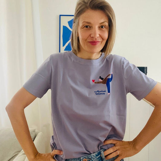Damen T-Shirt Motherhood Balance auf Lilagrau