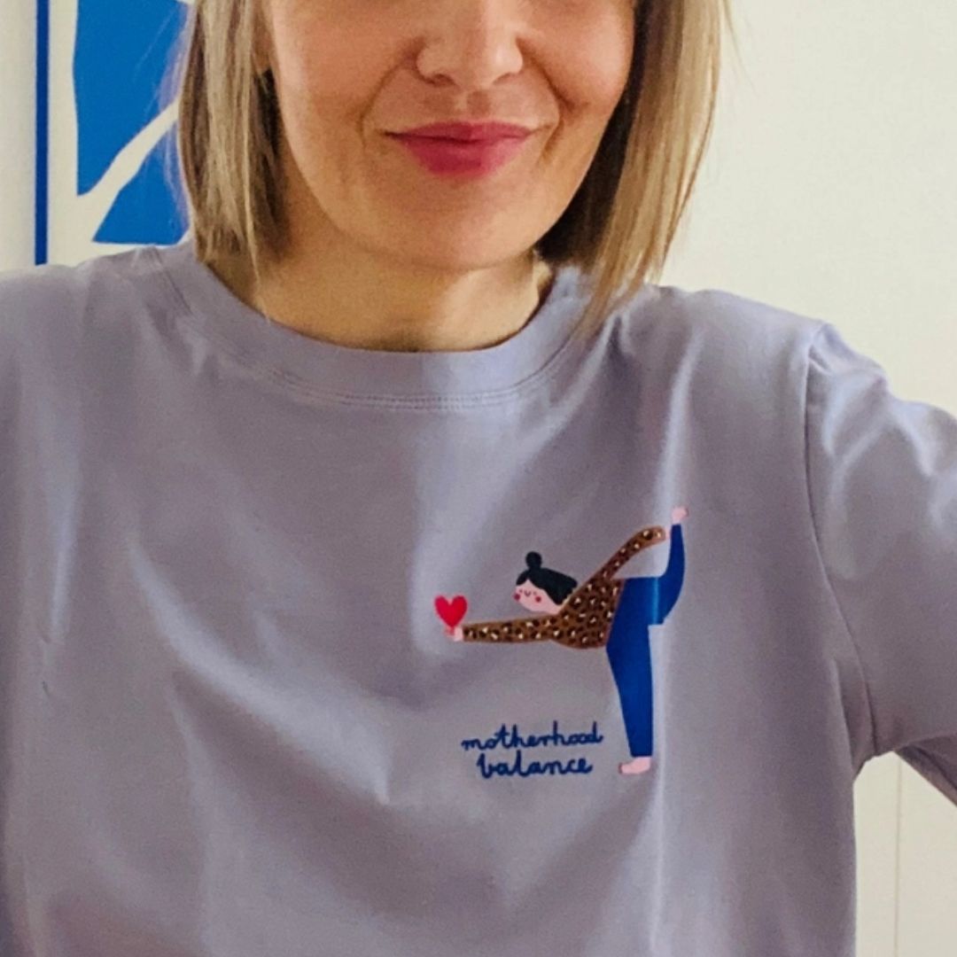 Damen T-Shirt Motherhood Balance auf Lilagrau