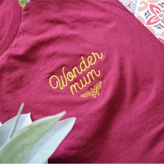 Besticktes Damen-T-Shirt  'Wonder mum' beere