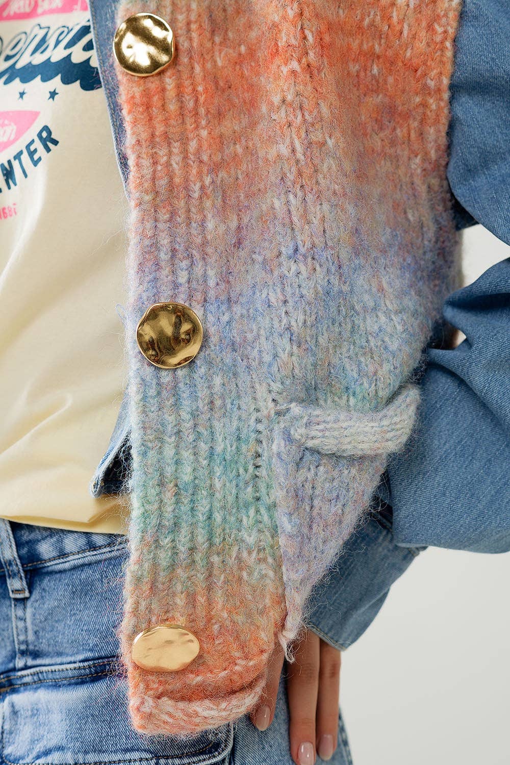 Orangefarbener Strickpullunder mit Farbverlauf und goldenen Knöpfen