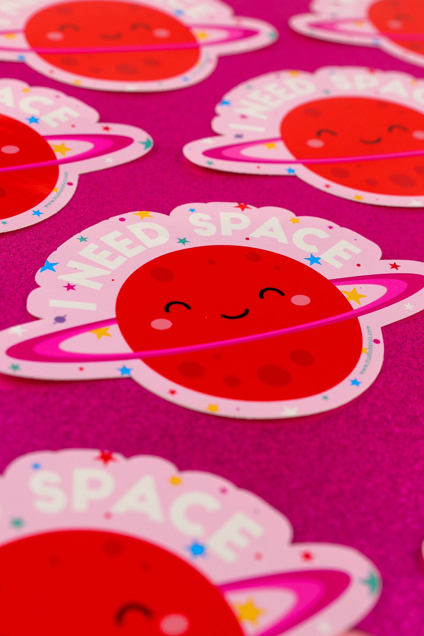 Sticker „I need space“ – Trendiger Aufkleber für Kawaii-Liebhaber