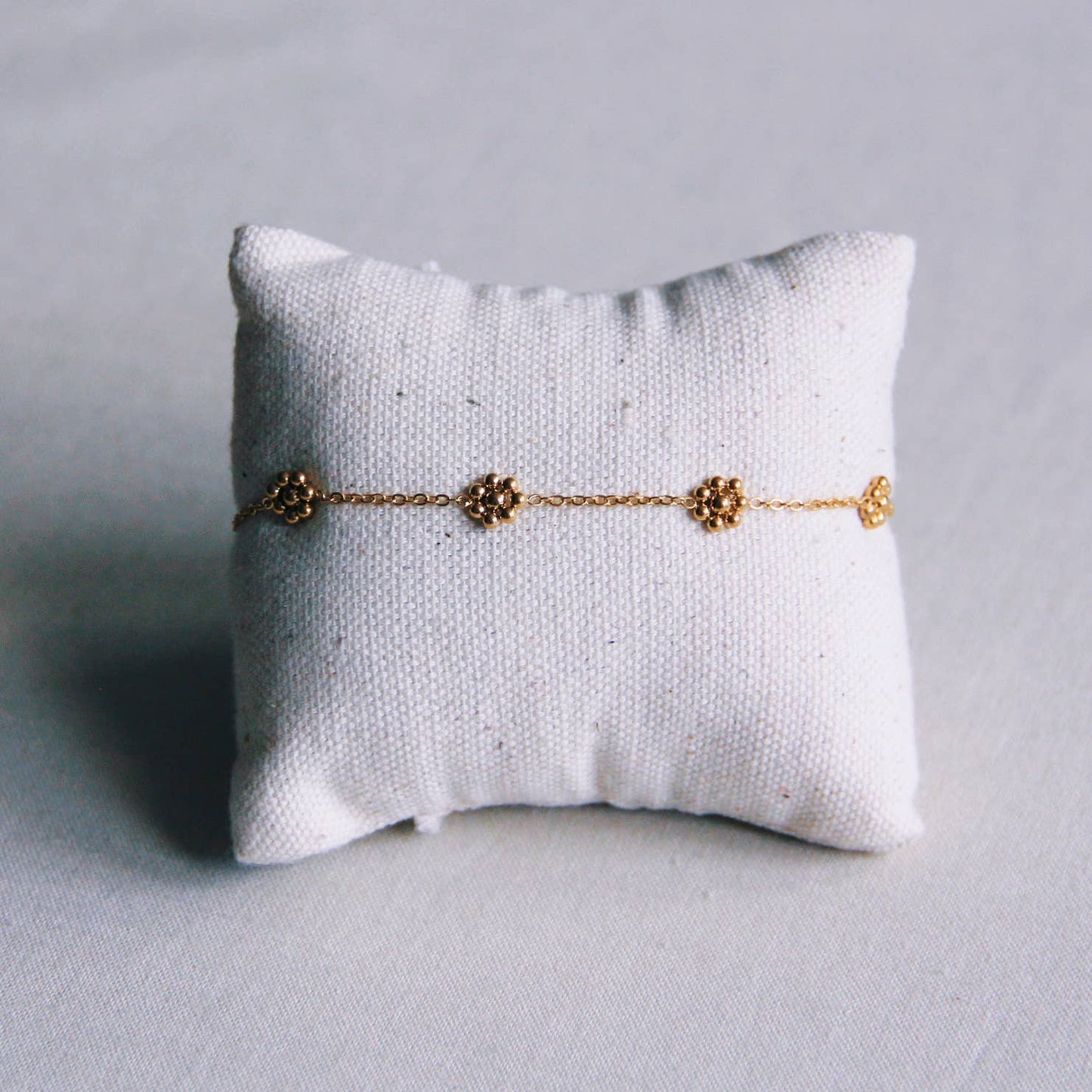 Feines Gänseblümchen-Armband aus Edelstahl — Gold