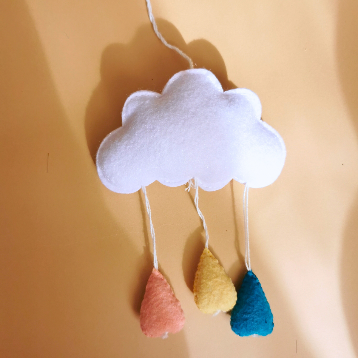 Handgefertigtes Baby-Mobile Regenbogen & Schmetterling | Filz & Holz