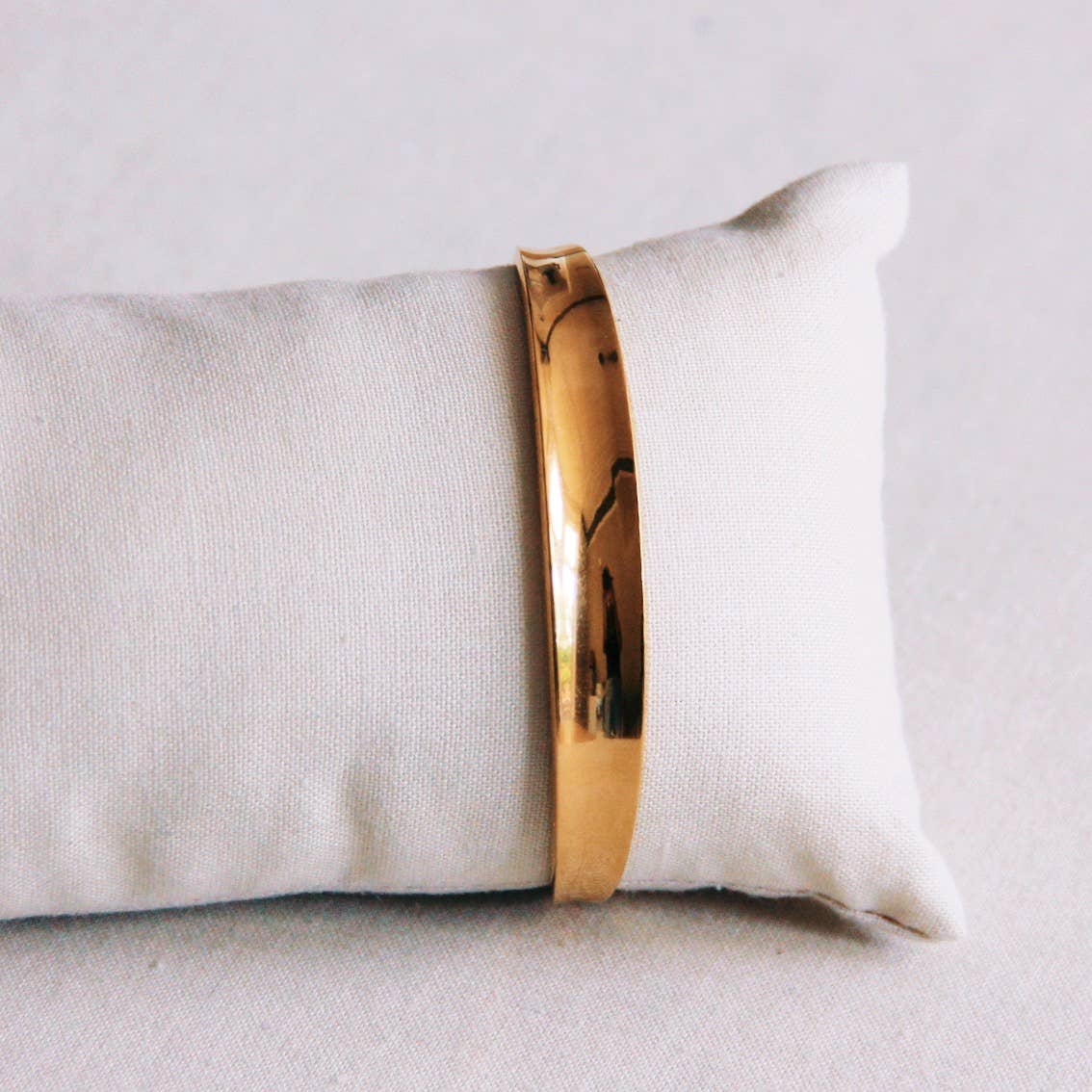 Armreif breit ausgestellter, goldfarbener Armreif
