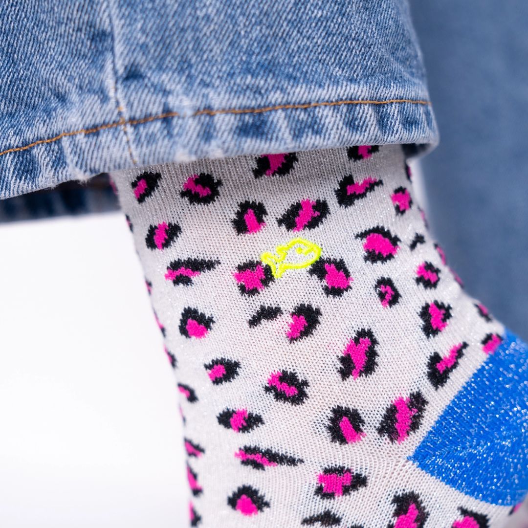 Glitzersocken mit Leopardenmuster weiß/blau