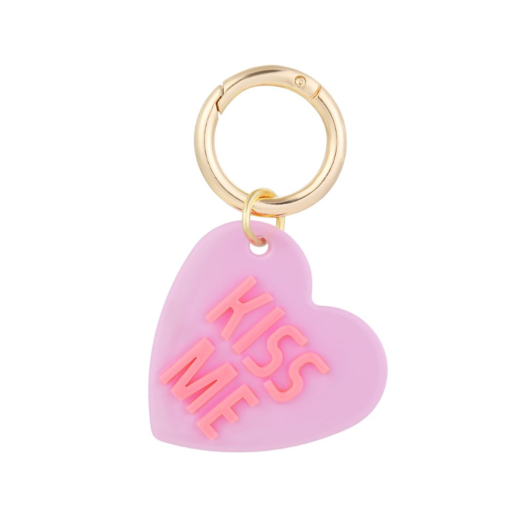 Herzförmiger Schlüsselanhänger 'KISS ME' rosa
