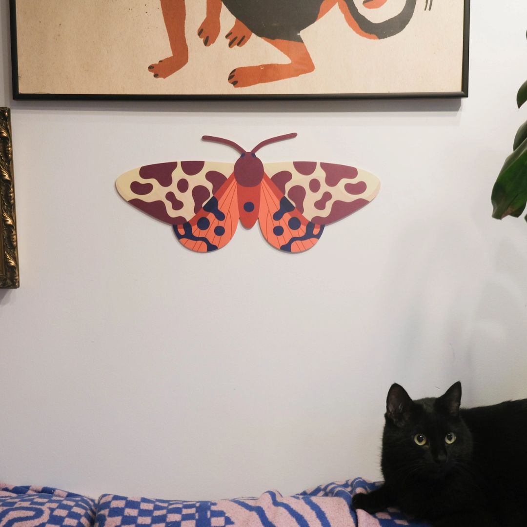 Hölzerne Wanddekoration 'Garten-Tiger-Motte' farbenfroher Wohnakzent