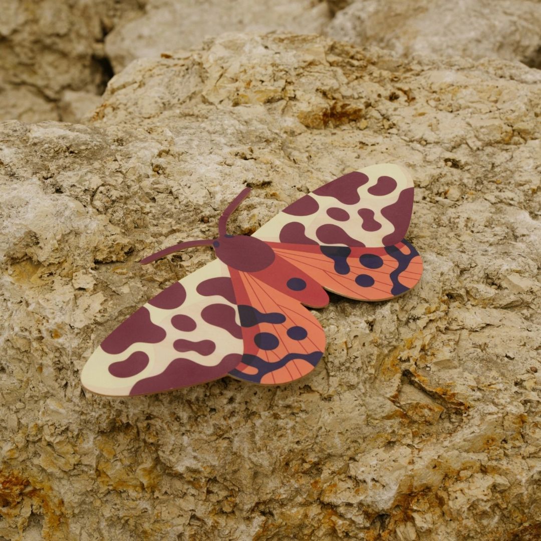 Hölzerne Wanddekoration 'Garten-Tiger-Motte' farbenfroher Wohnakzent
