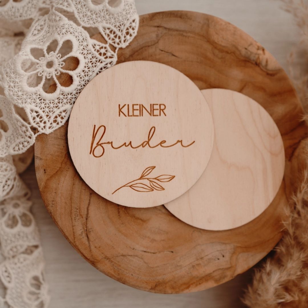 Meilenstein Holzschild - Kleiner Bruder