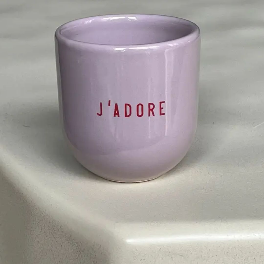 Keramikbecher 'J'ADORE' lila