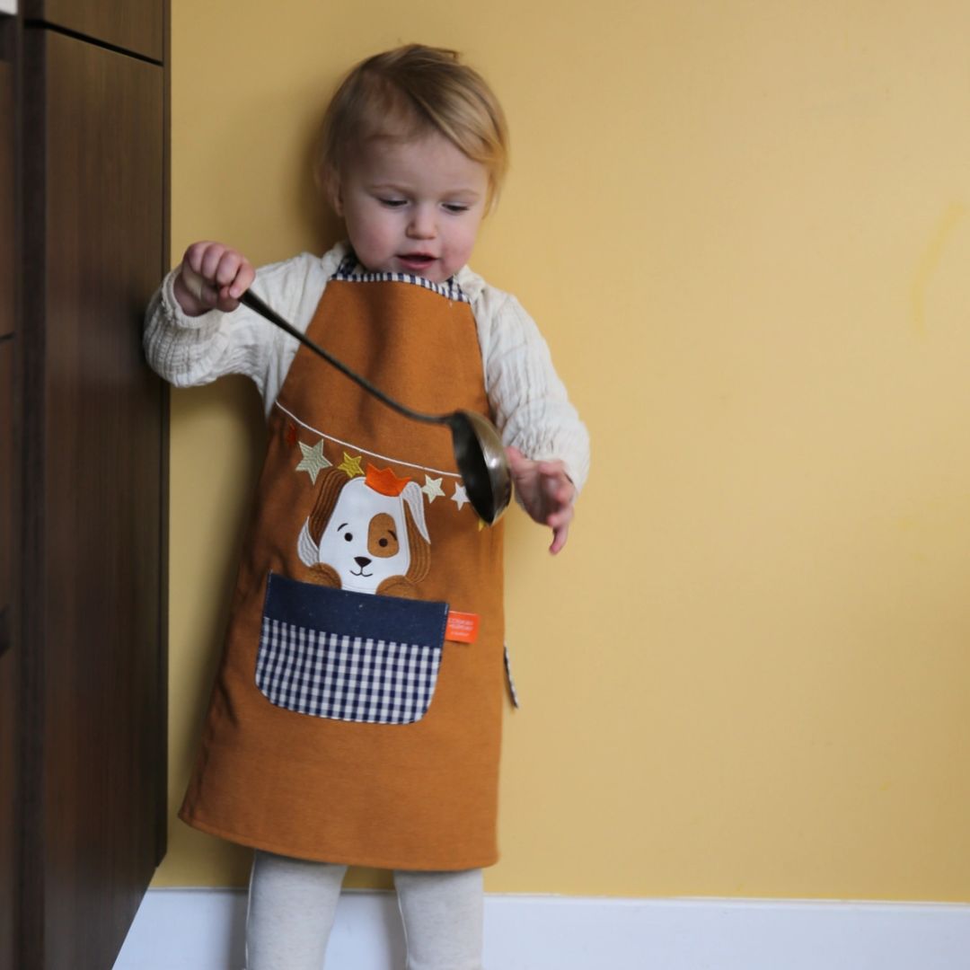 Kinderschürze Hundewelpe camel personalisierbar