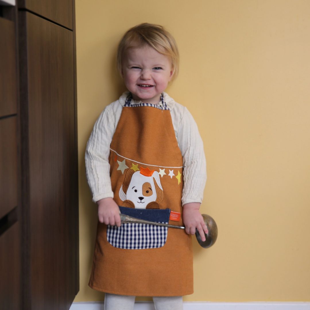 Kinderschürze Hundewelpe camel personalisierbar
