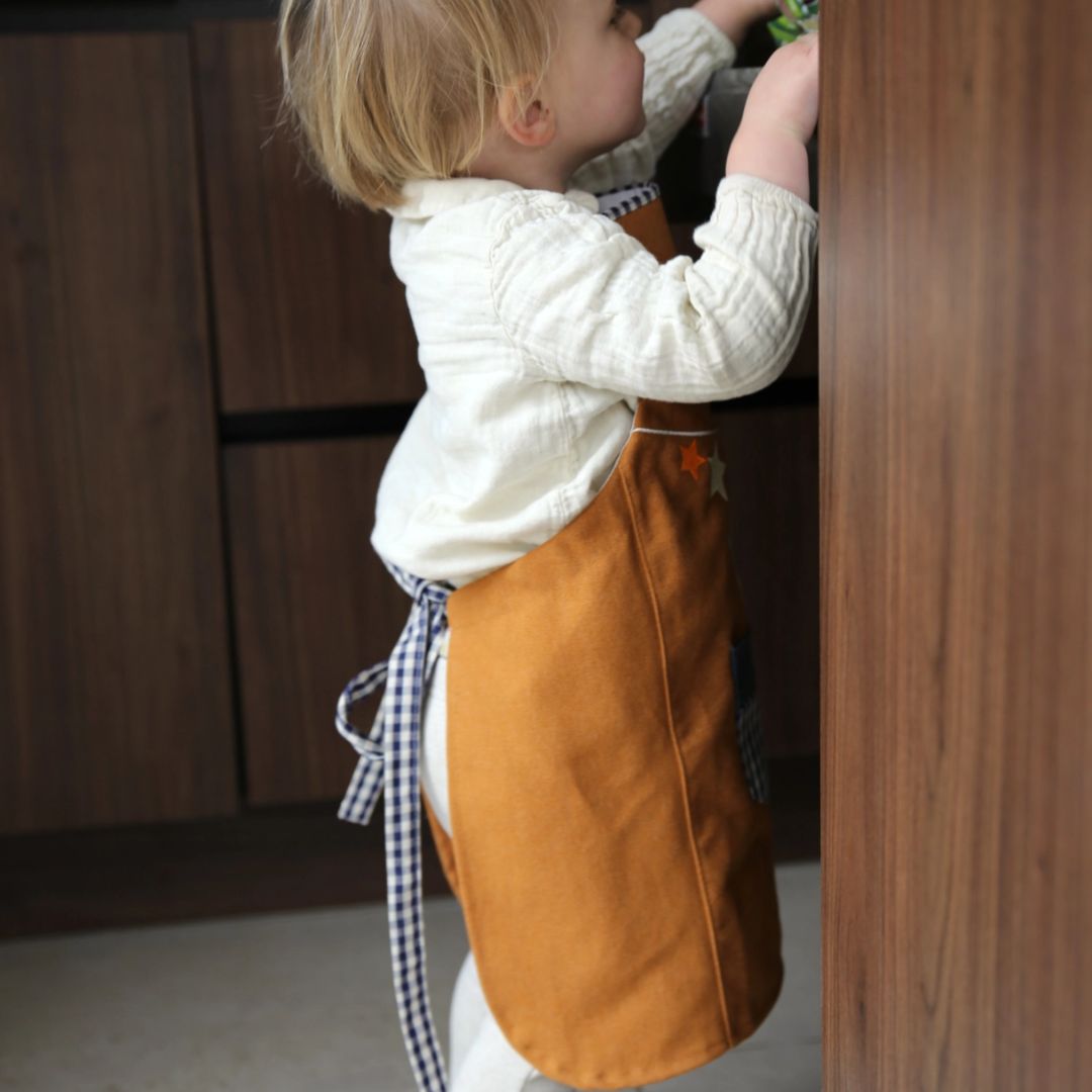 Kinderschürze Hundewelpe camel personalisierbar