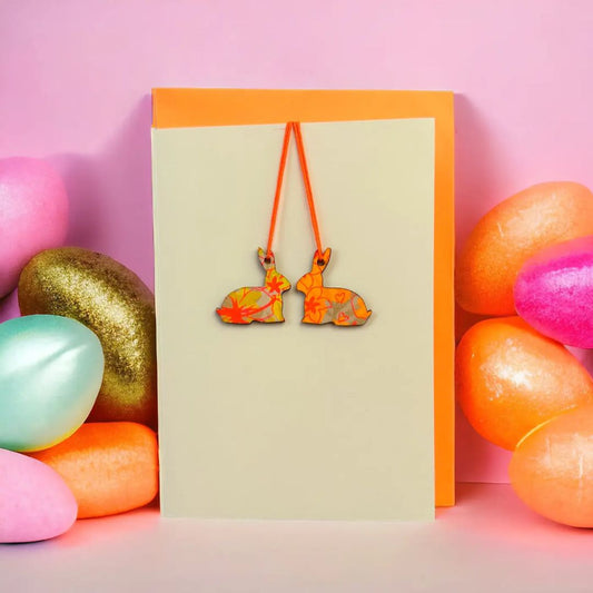 Klappkarte mit Hasen-Anhänger 'Frohe Ostern' orange