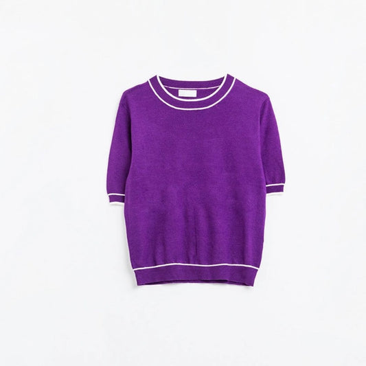 Lila Kurzarm-Shirt mit weißen Linien-Details