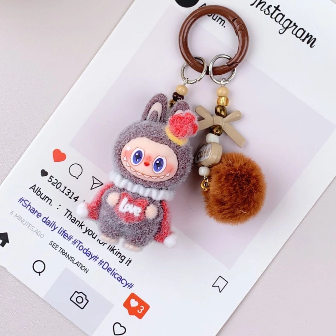 Labubu inspirierter Schlüsselanhänger 'LOVE' Pompon braun