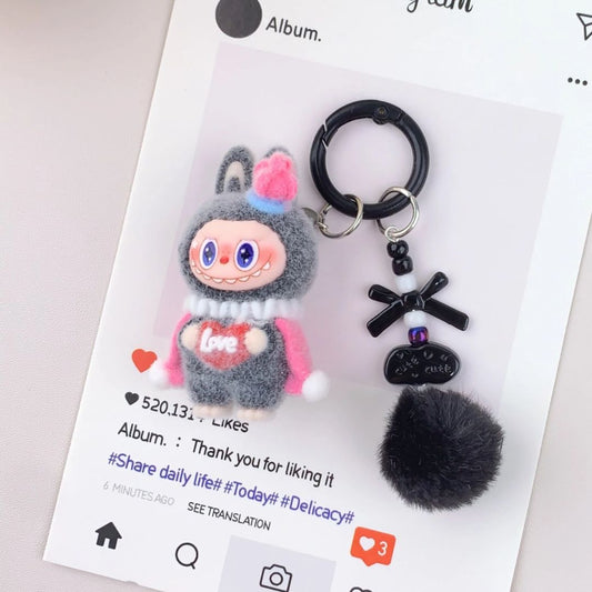 Labubu inspirierter Schlüsselanhänger 'LOVE' Pompon weiß/schwarz