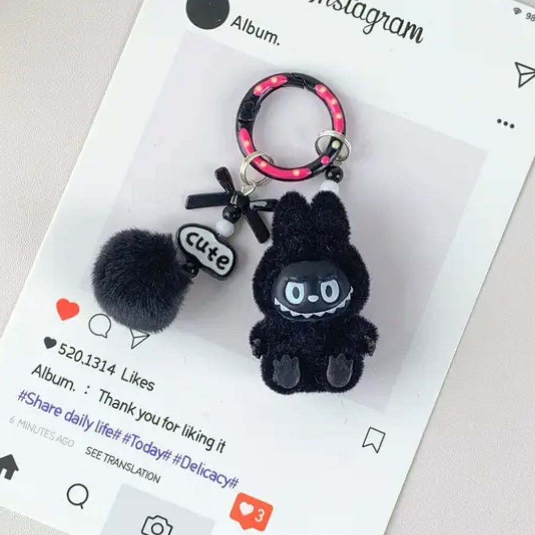 Niedlicher Labubu inspirierter Schlüsselanhänger Pompon/schwarz