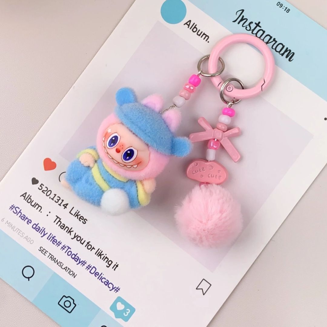 Labubu inspirierter Schlüsselanhänger 'CHILL' Pompon rosa/blau