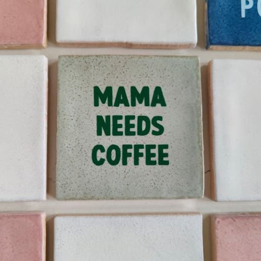 Designkachel | Fliese 'Mama Needs Coffee' hellgrün/dunkelgrün