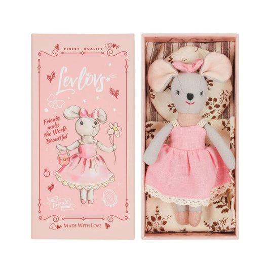Maus Lili in einer Schachtel mit Bettwäsche