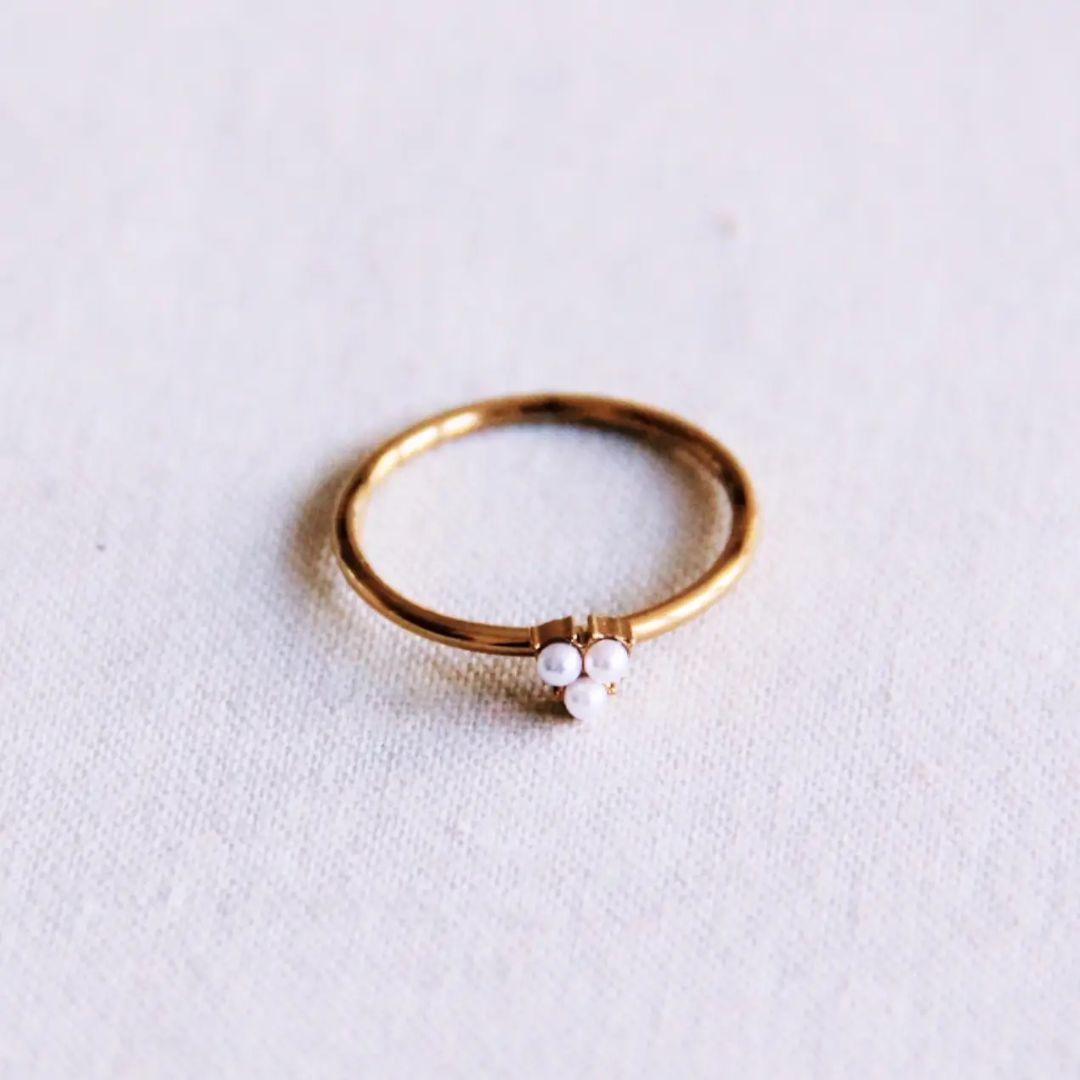 Minimalistischer Ring mit 3 Mini-Perlen gold