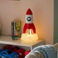 Rakete 3-in-1 Nachttischlampe Digitaluhr & Deckenprojektor