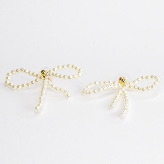 Ohrringe aus Perlen im Schleifendesign