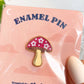 Anstecknadel mit Pilzmotiv aus Emaille
