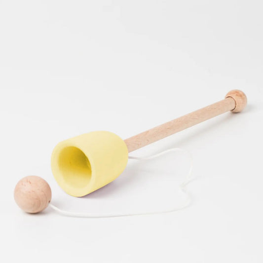 Kinderspielzeug mit kleinem Pokal 'Catch the ball' gelb