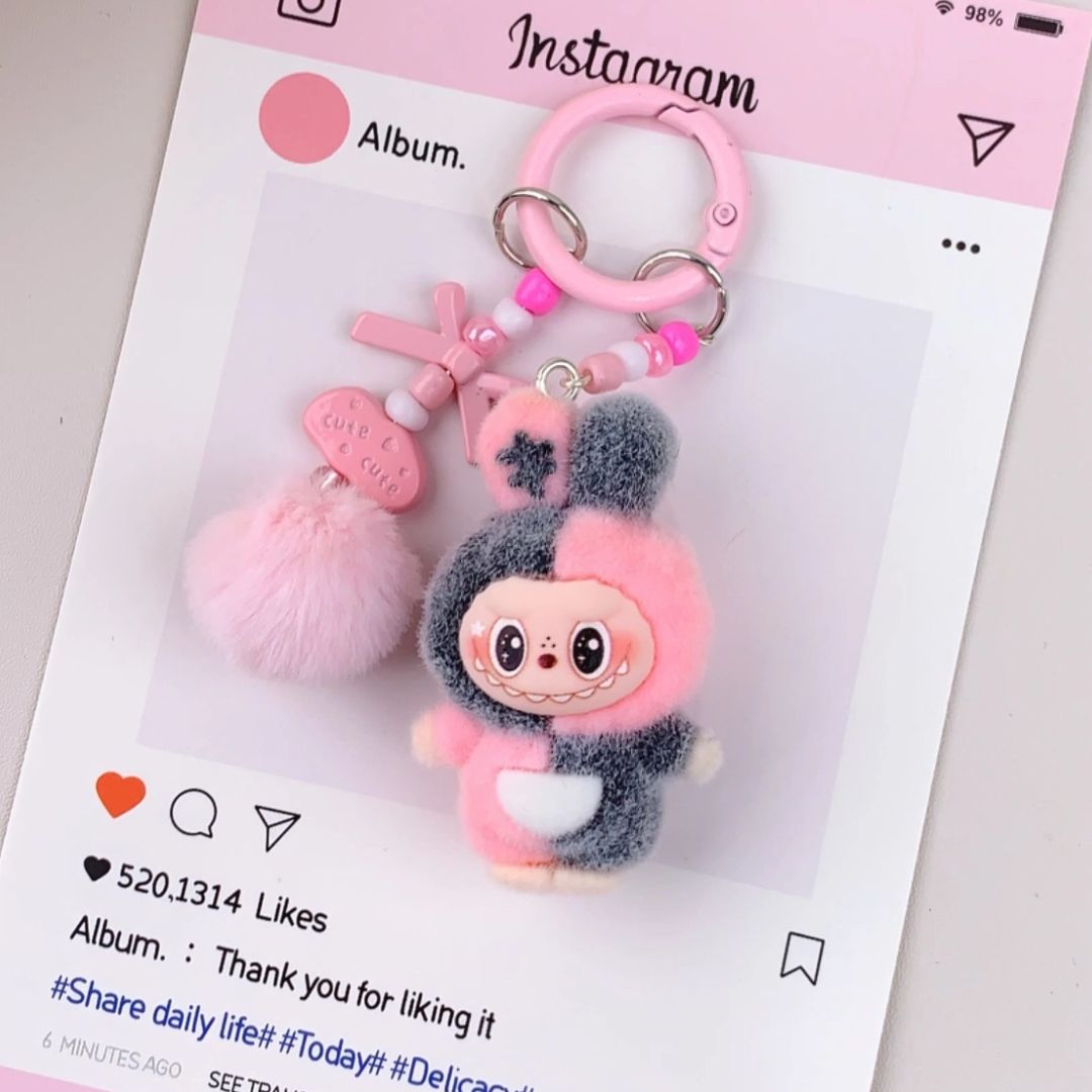 Labubu inspirierter Schlüsselanhänger 'Colorblock' schwarz/rosa