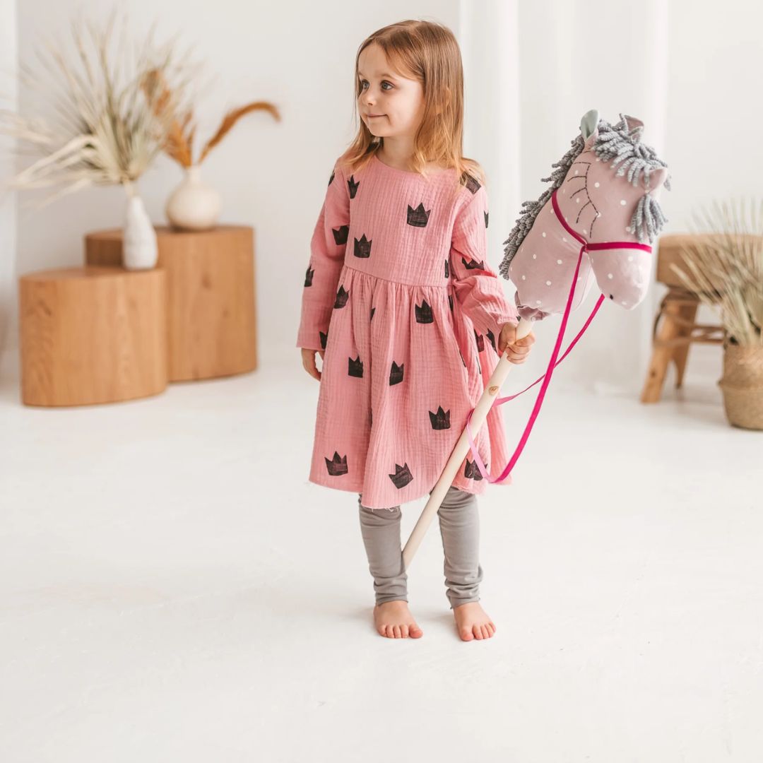 handgemachtes Steckenpferd aus Leinen rosa