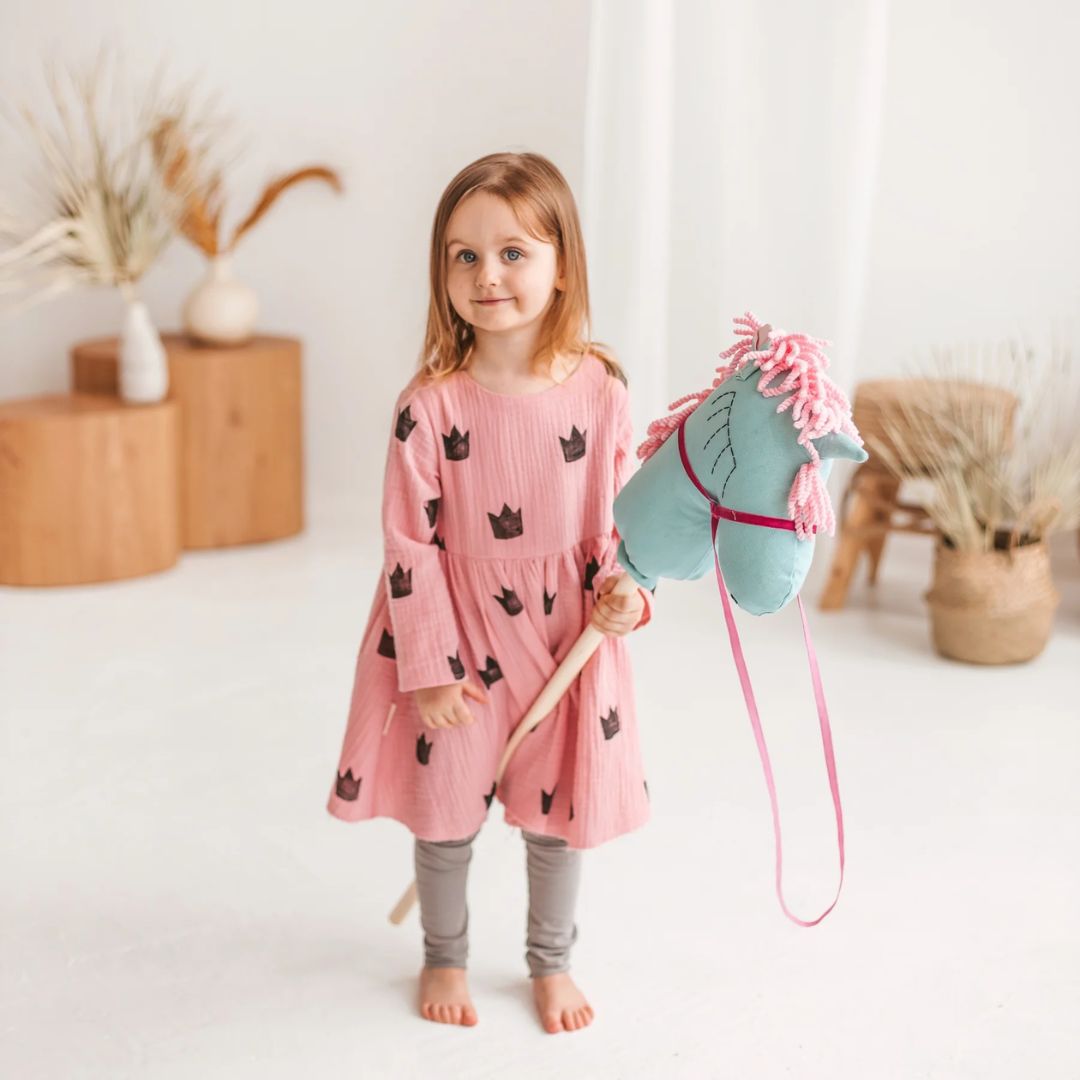 handgemachtes Steckenpferd aus Leinen türkis