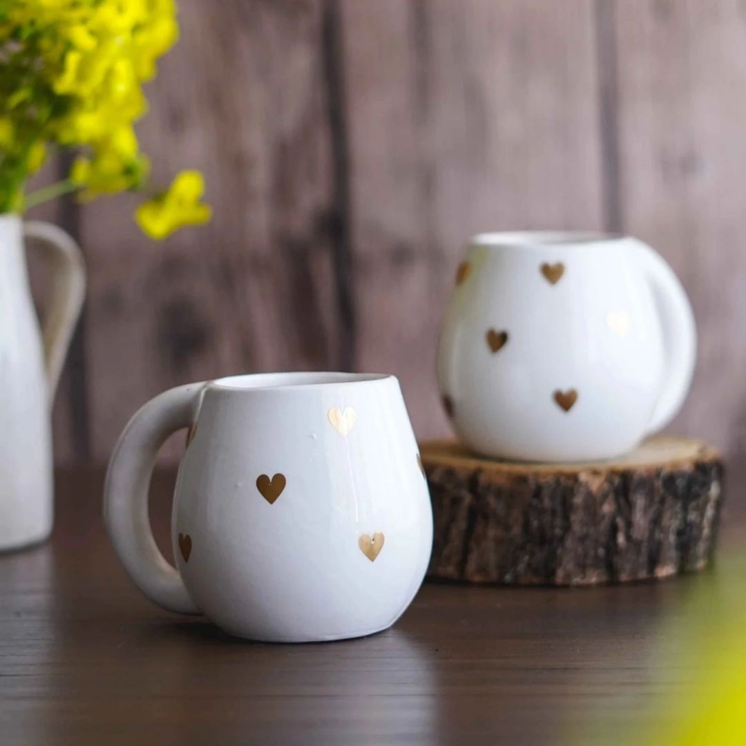 Keramikbecher mit goldenen Herzdetails 'Love'