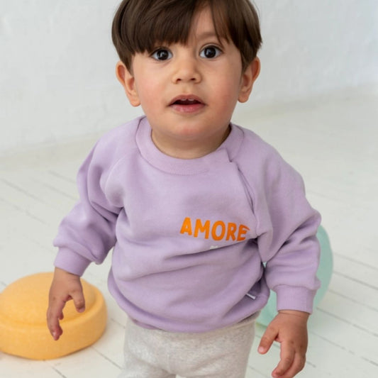 Sweatshirt in flieder mit Print "Amore"